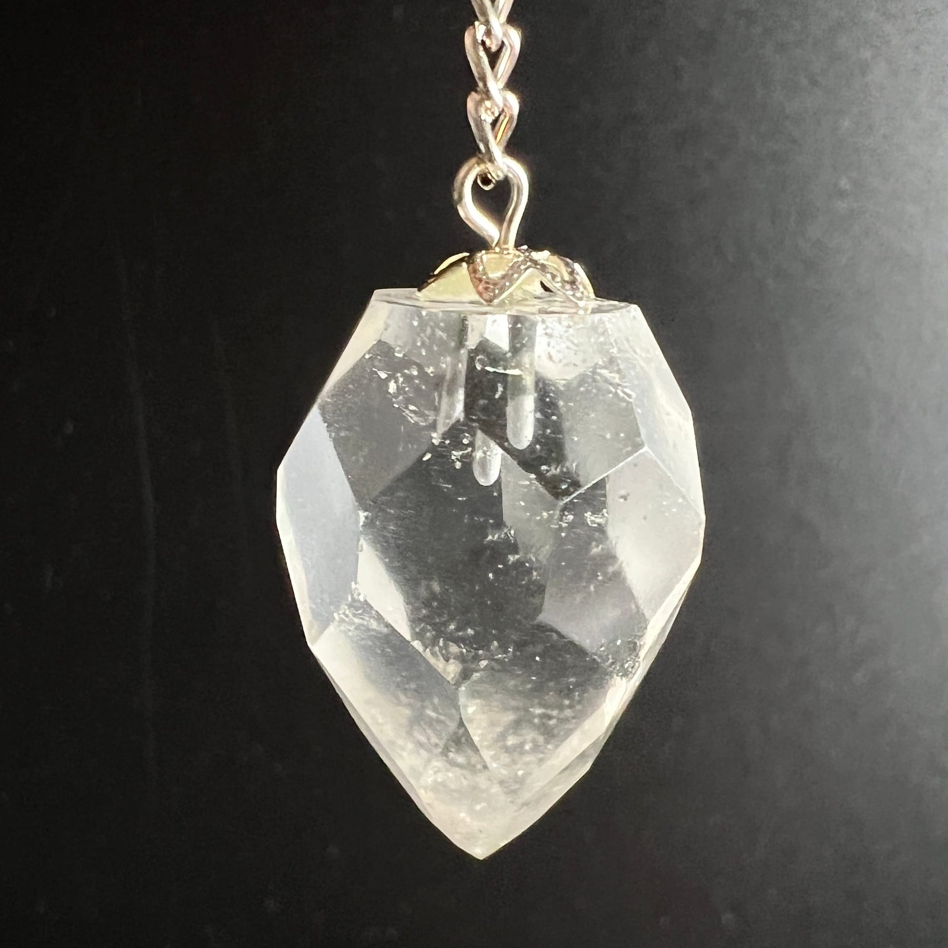 Bergkristall Pendel | tropfenform | innere Einschlüsse | goldene Fassung | Nahaufnahme | Happy Minerals