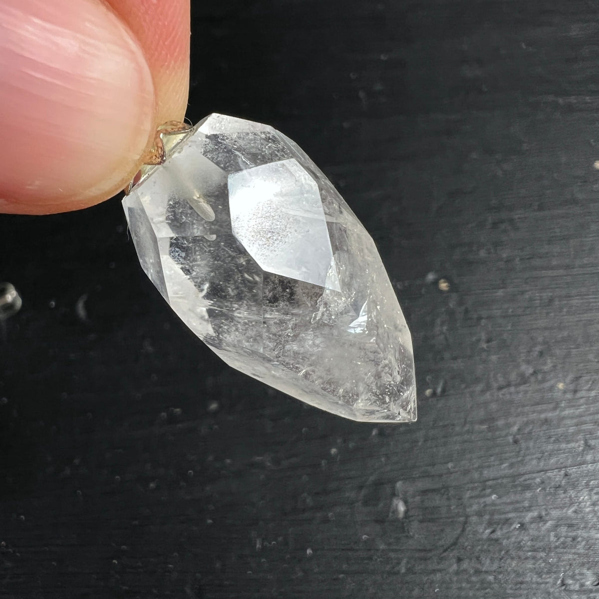 Bergkristall Pendel facettiert, klar transparent mit feinen Sprüngen und Goldfassung an Fingerspitze | Happy Minerals