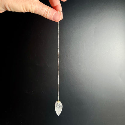 Facettiertes Bergkristall Pendel, klar transparent, an feiner Silberkette von Hand gehalten | Happy Minerals