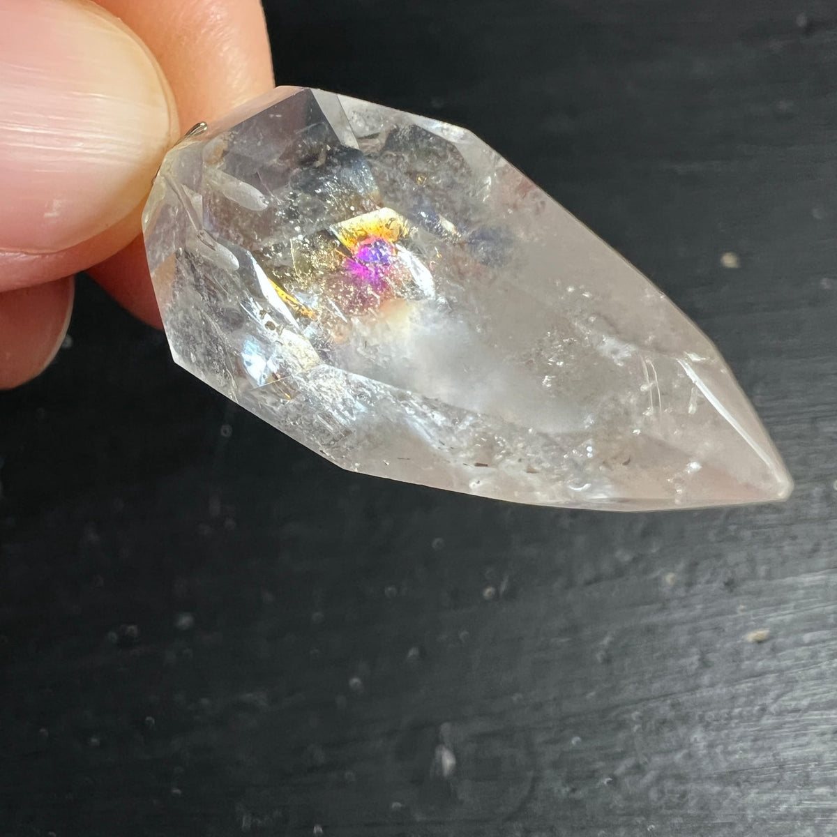 Bergkristall Pendel geschliffen, klar mit Regenbogen-Lichtbrechung und weissen Faser-Einschluessen | Happy Minerals