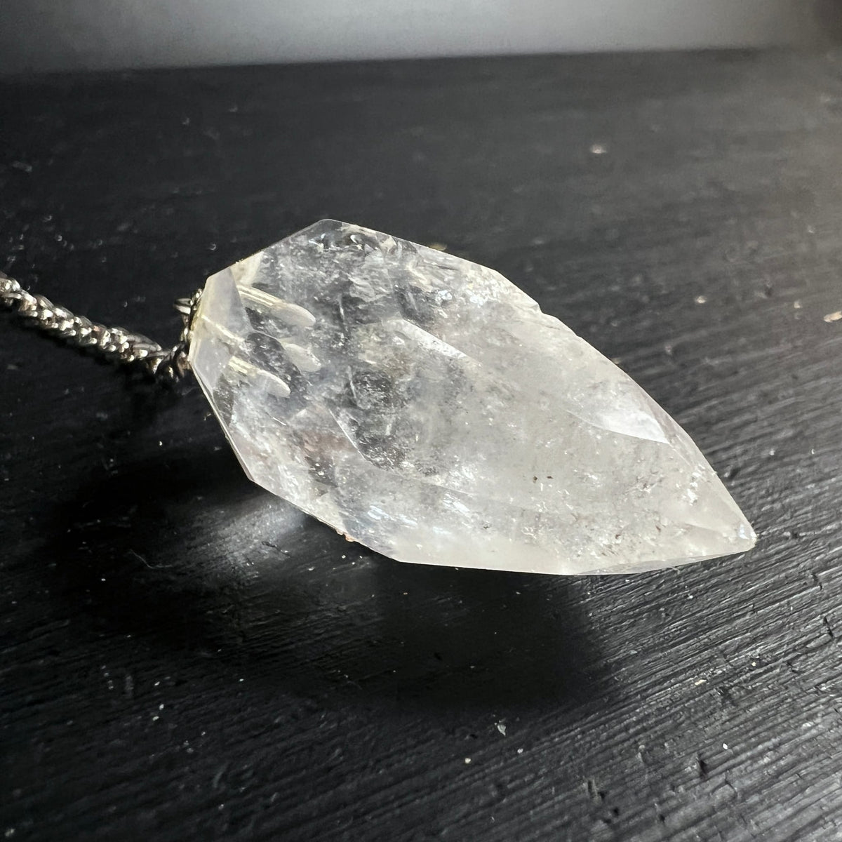 Bergkristall Pendel facettiert, transparent mit weissen Schleiern und Regenbogen-Einschluessen, silberne Kappe | Happy Minerals