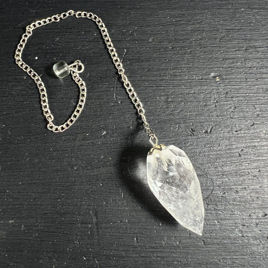 Bergkristall Pendel facettiert, sechsseitige Spitze, klar-transparent mit feinen Rissen an Silberkette | Happy Minerals