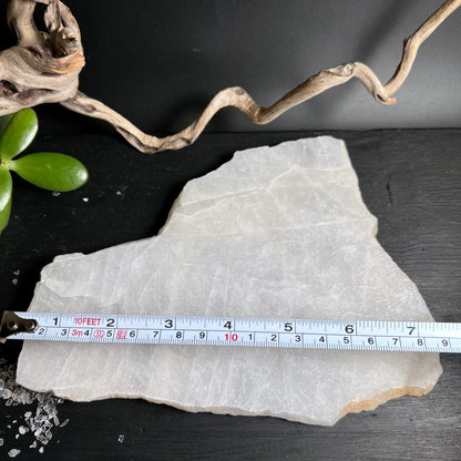 Bergkristall Platte mit Maßband | Brasilien | Größenvergleich | Naturkristall | Holzuntergrund | Deko | Happy Minerals