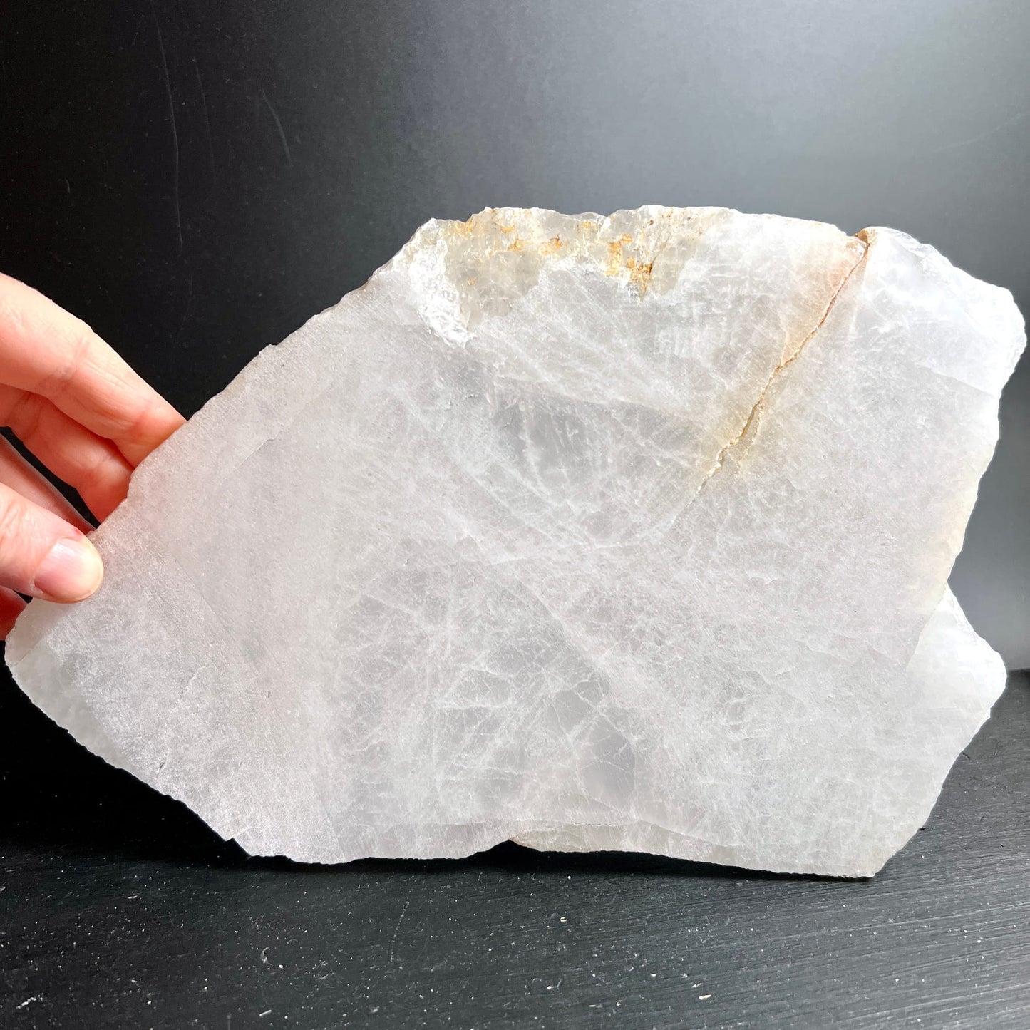 Bergkristall Platte milchig-weiss mit transparenten Zonen und goldbraunen Einschluessen, roh gebrochen | Happy Minerals