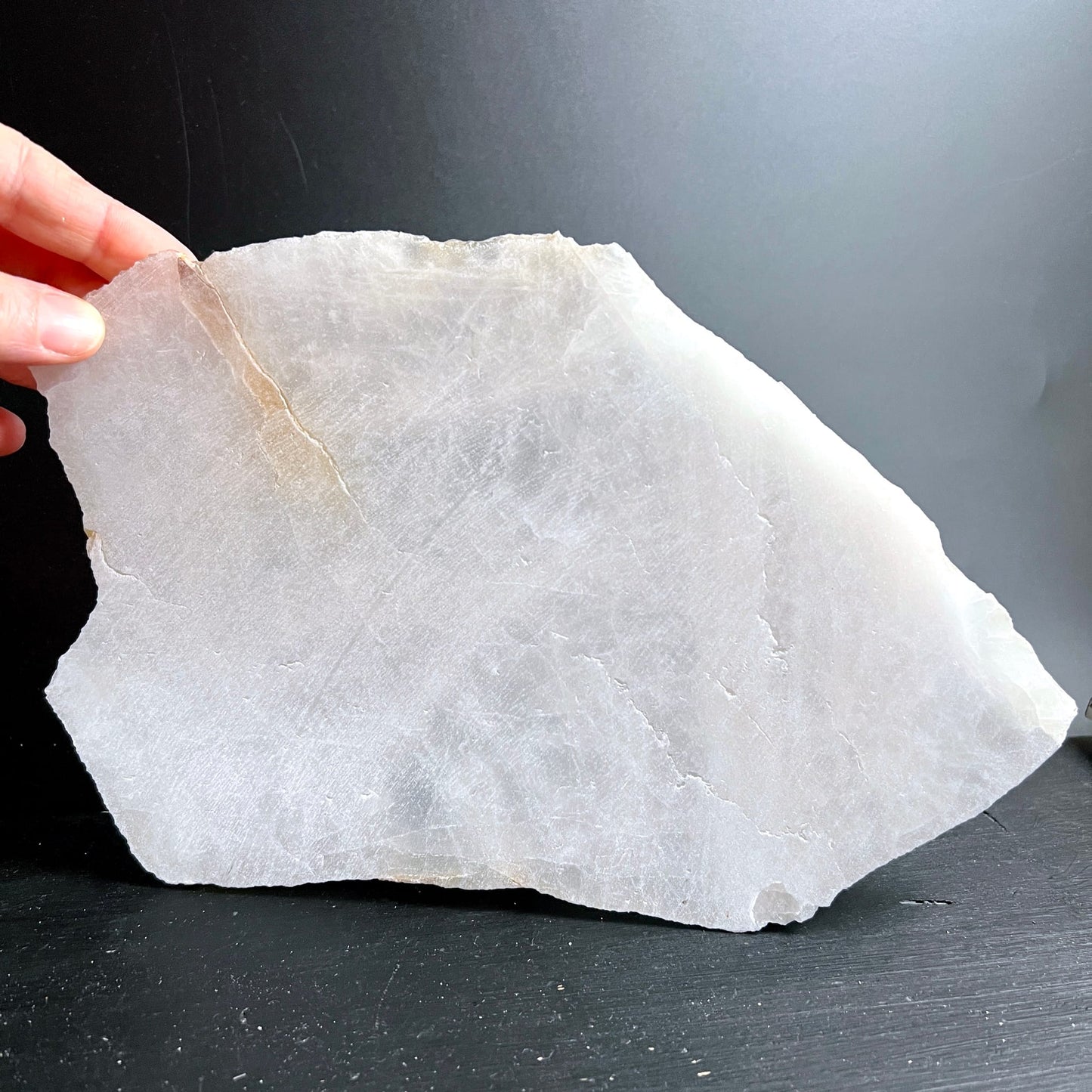 Bergkristall Platte milchig-weiss mit rostbraunen Rissen, unpolierte raue Bruchkanten | Happy Minerals