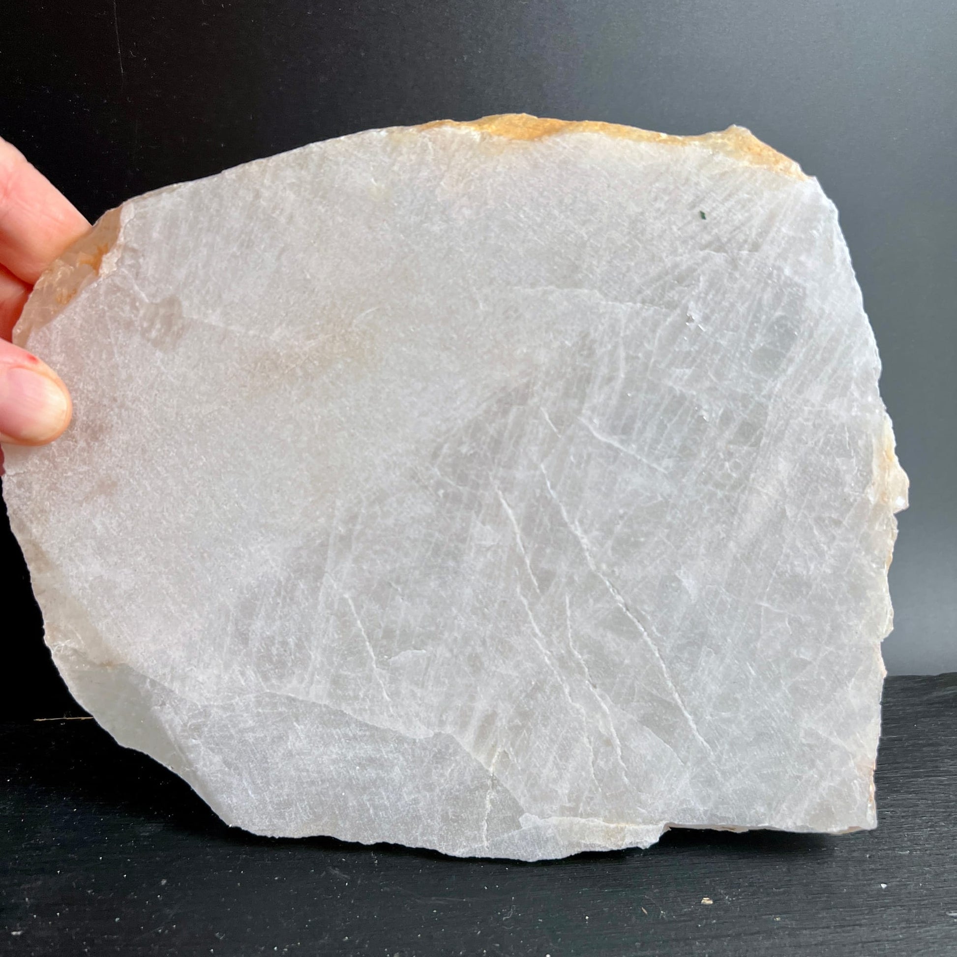 Bergkristall Platte milchig-weiss mit feinen Rissmustern und goldbraunem Rand, roh gebrochen | Happy Minerals