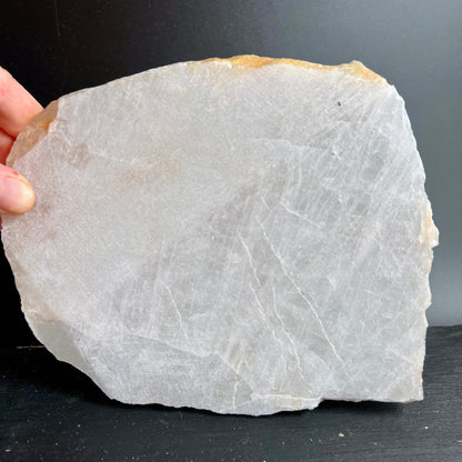 Bergkristall Platte milchig-weiss mit feinen Rissmustern und goldbraunem Rand, roh gebrochen | Happy Minerals