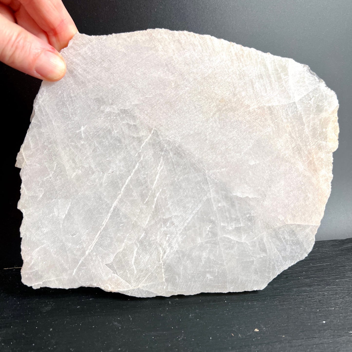 Rohe Bergkristall Platte, milchig-weiss mit rissigen Facetten und rauer Bruchkante | Happy Minerals