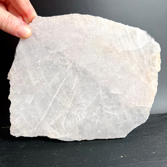 Rohe Bergkristall Platte, milchig-weiss mit rissigen Facetten und rauer Bruchkante | Happy Minerals
