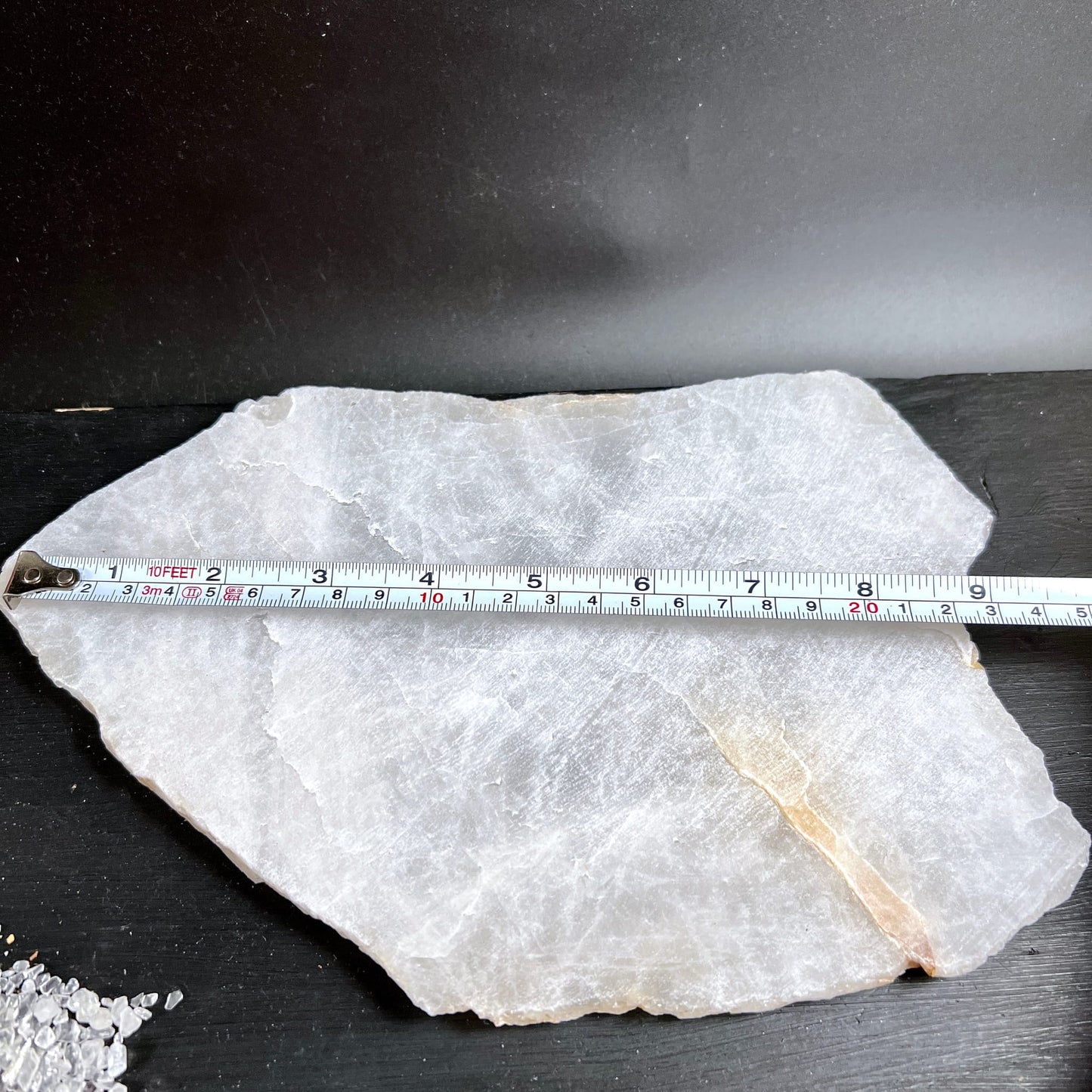 Rohe Bergkristall Platte milchig-weiss mit feinen Rissen und rostbraunen Adern, unpoliert | Happy Minerals