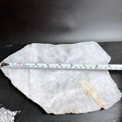 Rohe Bergkristall Platte milchig-weiss mit feinen Rissen und rostbraunen Adern, unpoliert | Happy Minerals
