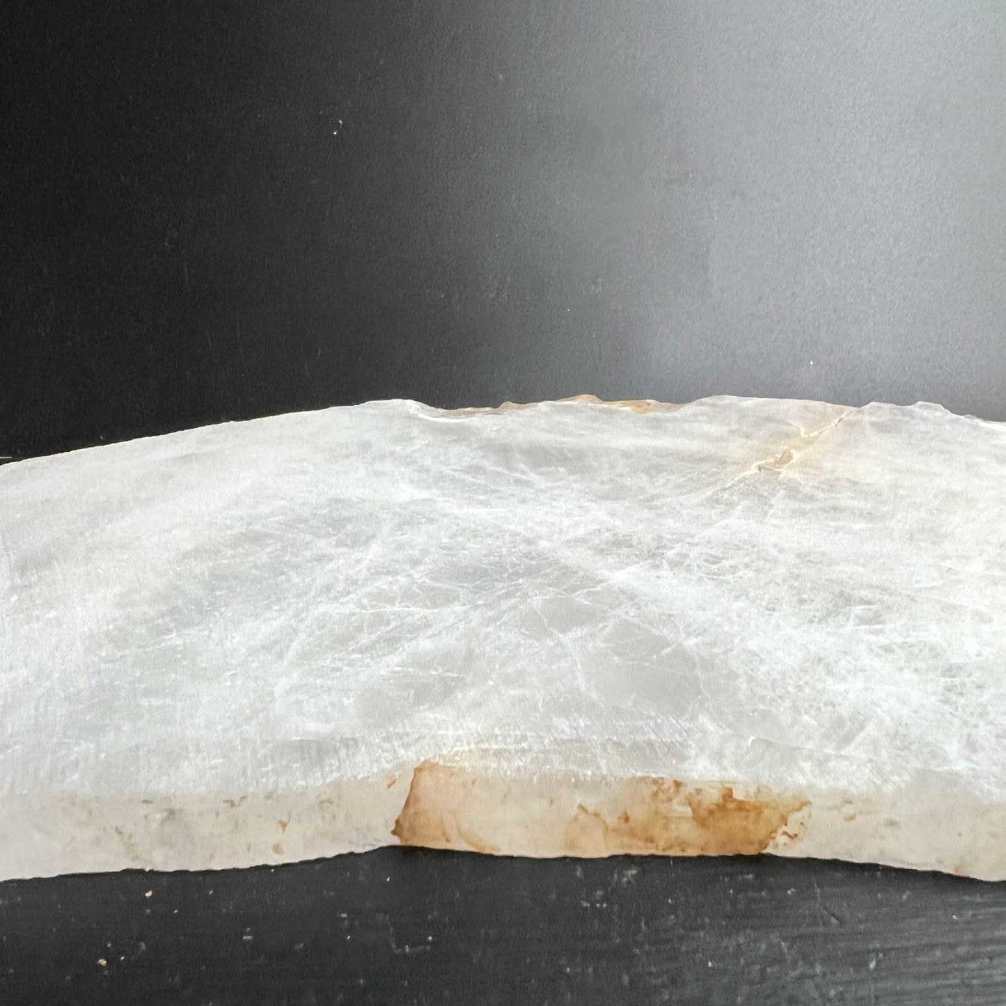 Bergkristall Platte milchig-weiss mit rostbraunen Einschluessen, raue Kanten, polierte Flaeche | Happy Minerals