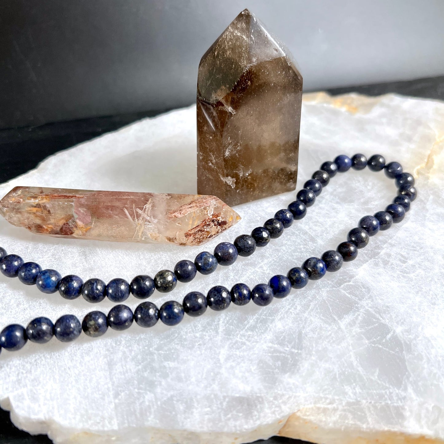 Weisse Bergkristall Platte mit Rauchquarz-Turm und Rutilquarz-Spitze sowie Lapis Lazuli Kette | Happy Minerals