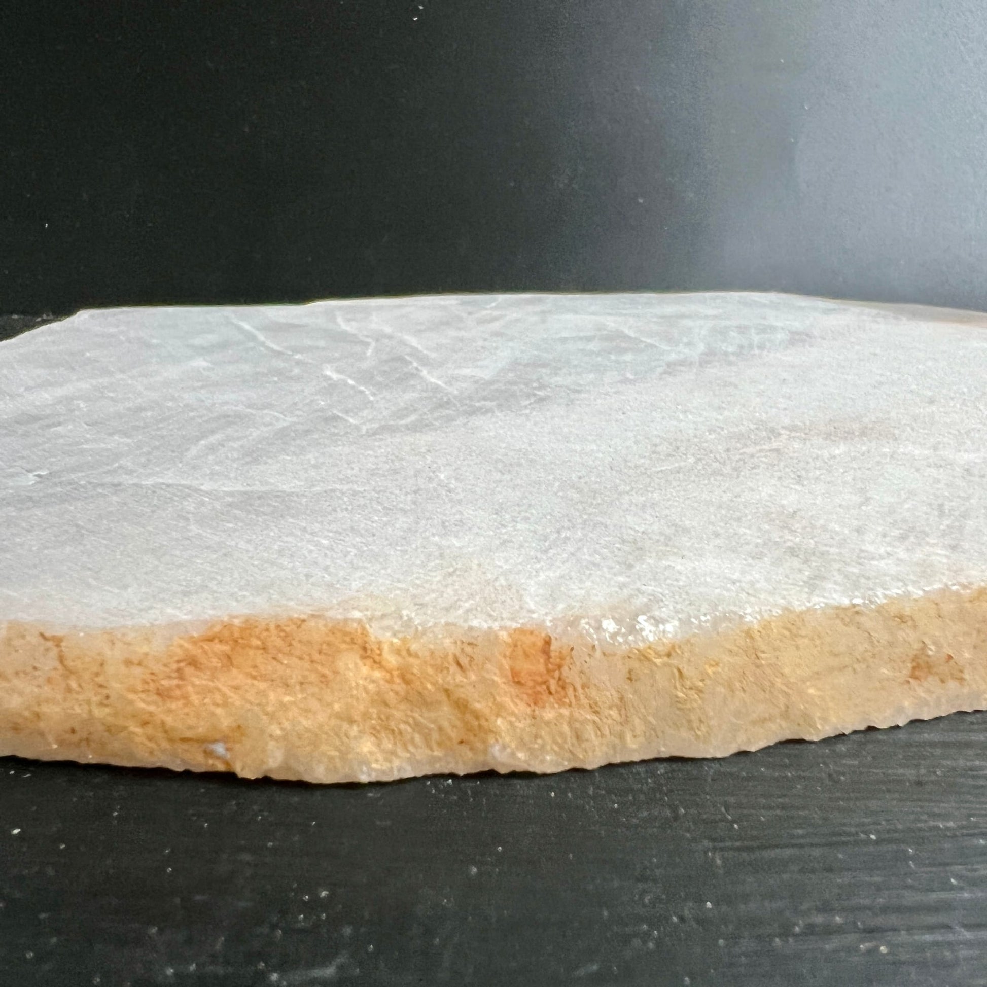 Bergkristall Platte mit milchig-weisser Oberflaeche und rohem orange-beigem Bruchrand, feine Risslinien | Happy Minerals