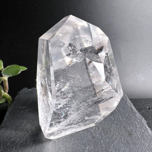 Bergkristall Polygon | facettiert | kristallklar | aufrecht | innere Welten | Brasilien | Happy Minerals