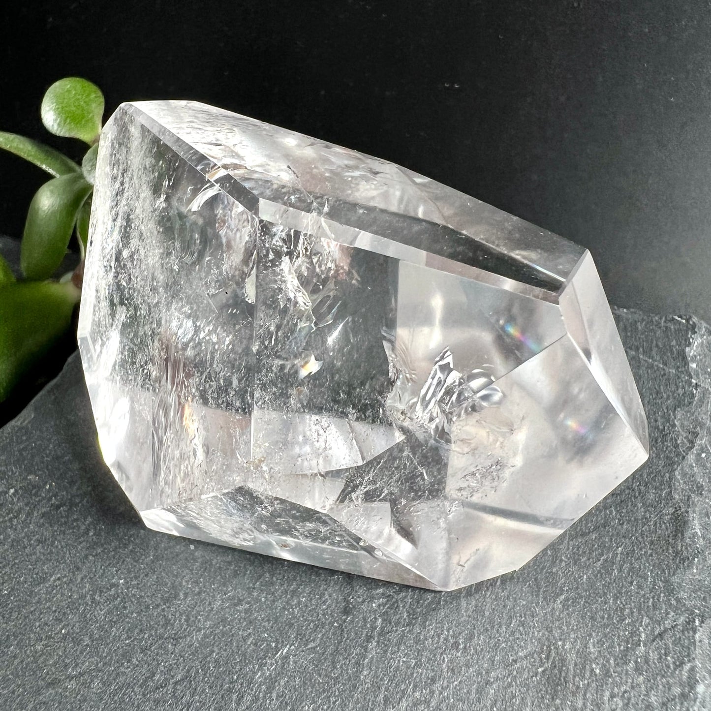 Bergkristall Freiform | liegend | Regenbogenreflexe | glasklare Facetten | Brasilien | Happy Minerals