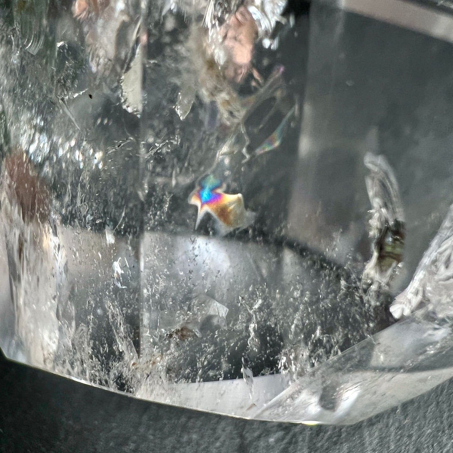 Bergkristall Nahaufnahme | Einschlüsse | Regenbogenlicht | irisierend | Innenleben | Happy Minerals