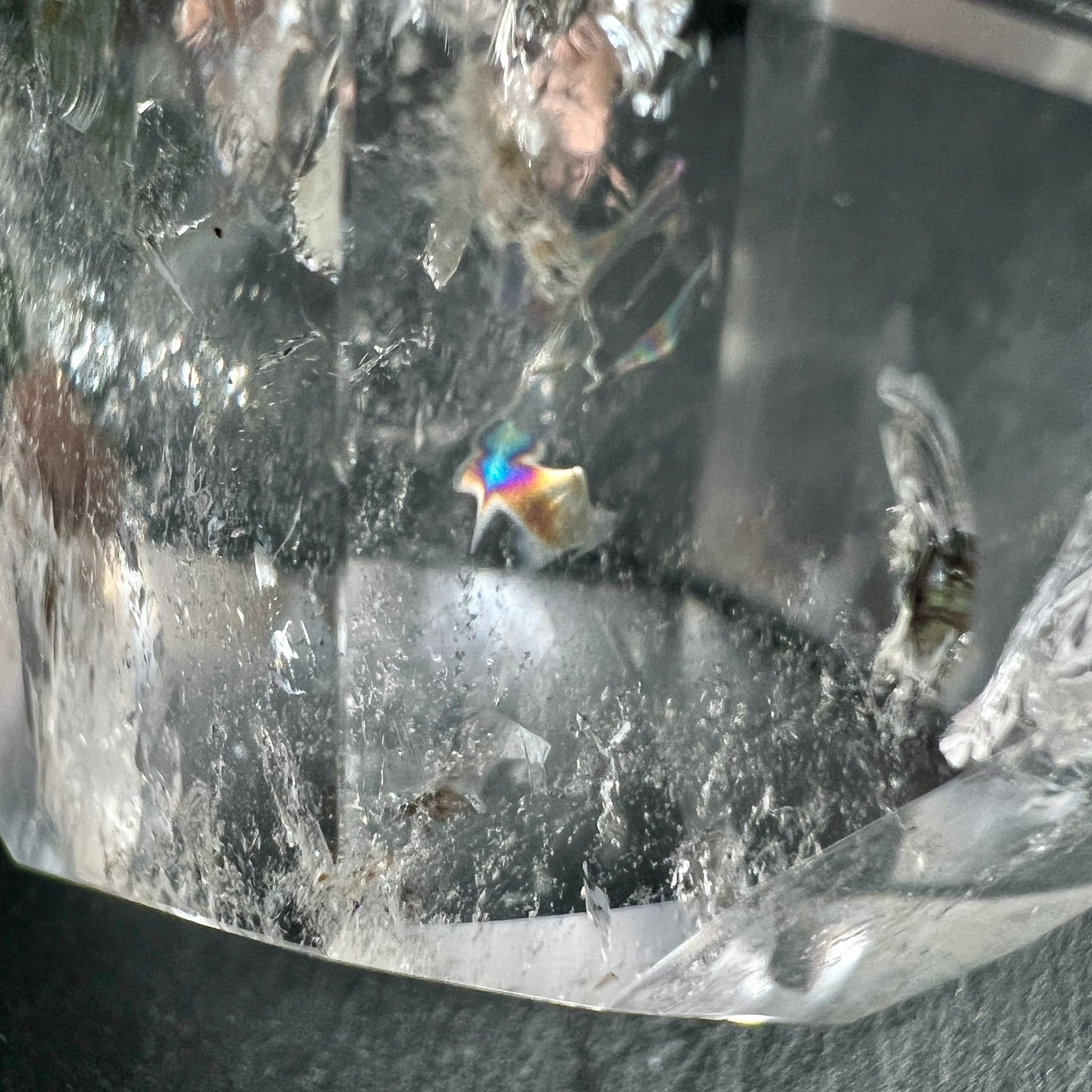 Bergkristall Nahaufnahme | Einschlüsse | Regenbogenlicht | irisierend | Innenleben | Happy Minerals