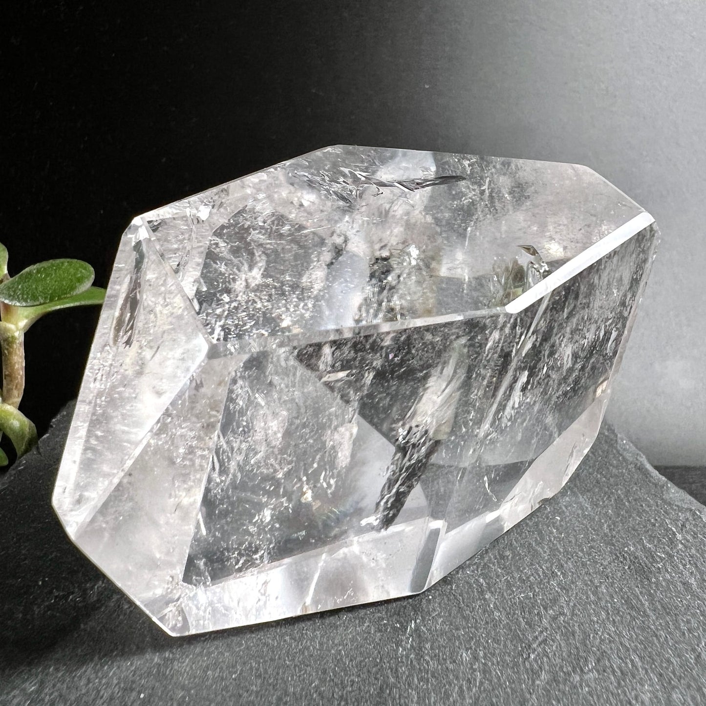 Bergkristall Polygon | Seitenansicht | dunkle Einschlüsse | funkelnde Kanten | Brasilien | Happy Minerals