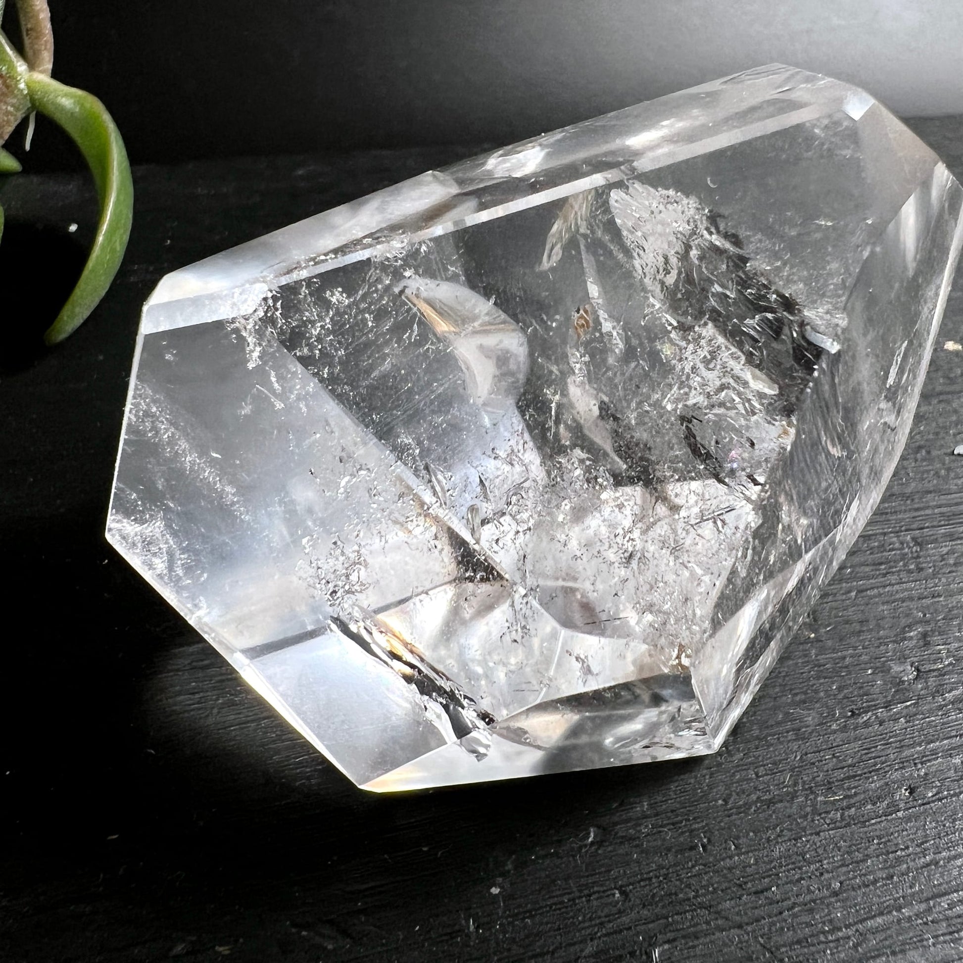 Bergkristall Freiform | schräge Draufsicht | Schleierspuren | vielschichtige Tiefe | Happy Minerals