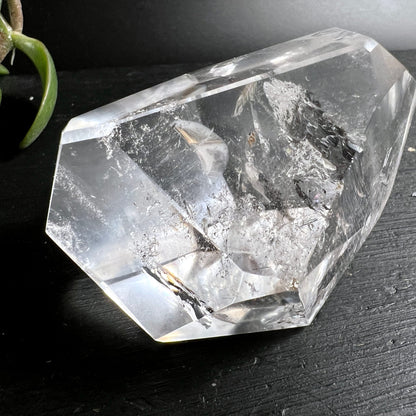 Bergkristall Freiform | schräge Draufsicht | Schleierspuren | vielschichtige Tiefe | Happy Minerals