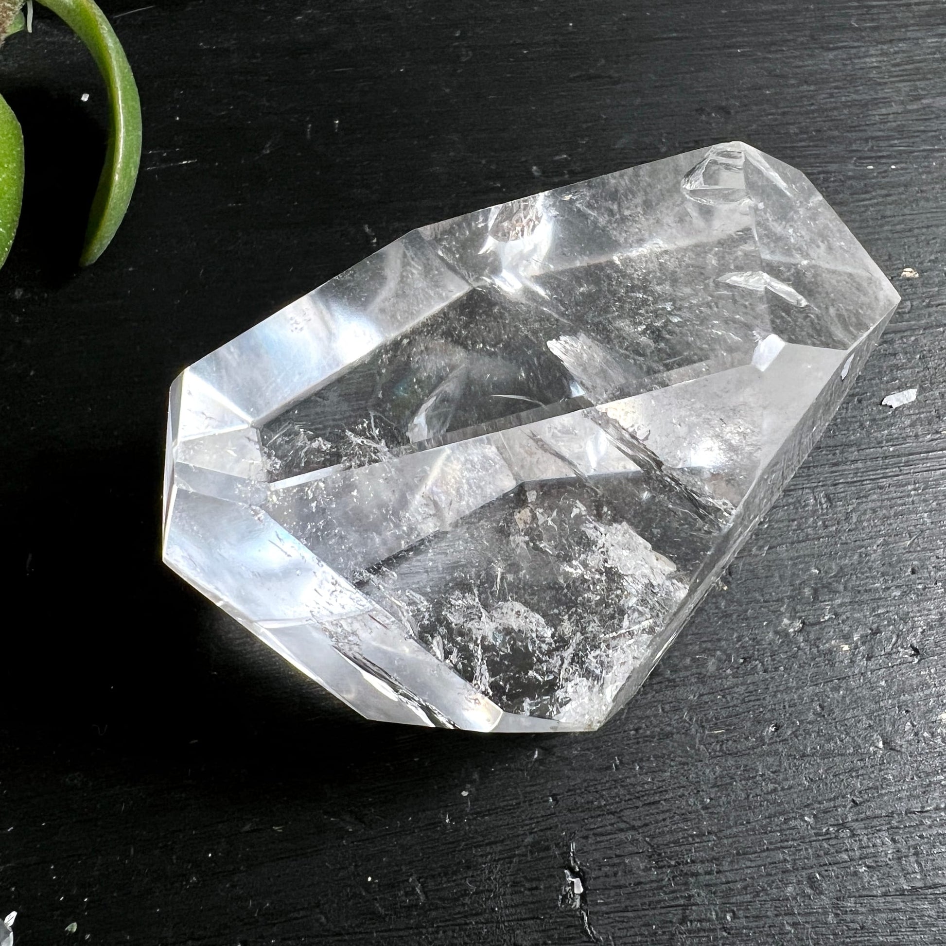 Bergkristall Polygon | von oben | symmetrische Facetten | kristalline Klarheit | Happy Minerals