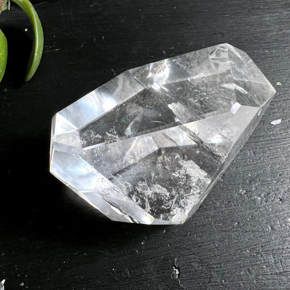 Bergkristall Polygon | von oben | symmetrische Facetten | kristalline Klarheit | Happy Minerals