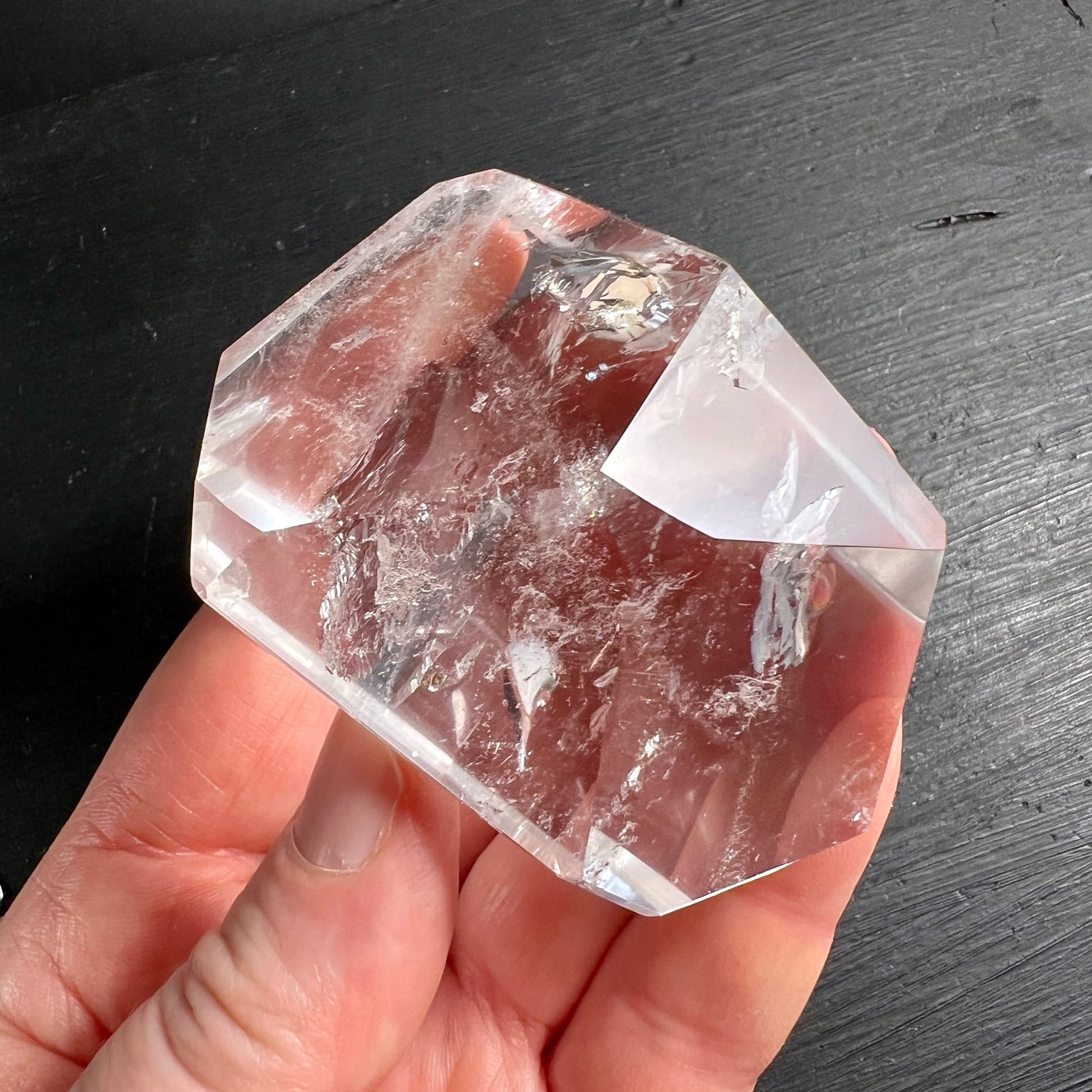 Bergkristall Freiform | in der Hand | Größenvergleich | eisklare Oberfläche | Happy Minerals