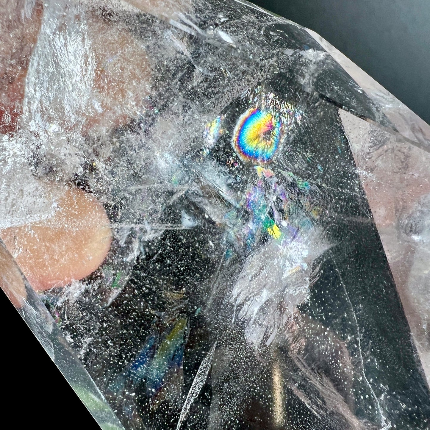 Bergkristall polygon hand | regenbogen kreis | geometrische form brasilien | Happy Minerals kristallshop