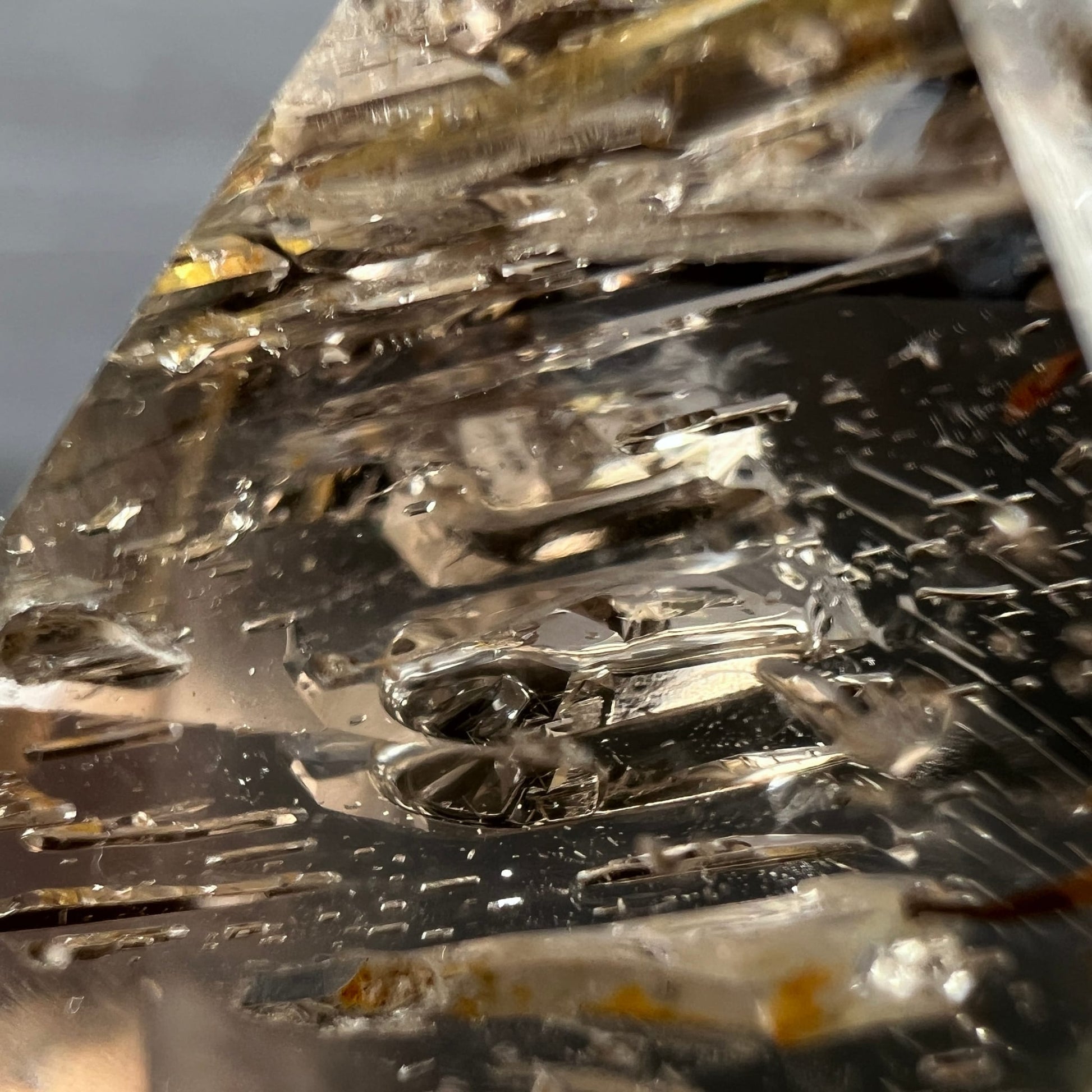Nahaufnahme Kristallspitze | filigrane Risse | silberne Reflexionen | Lichtbrechung | Madagaskar | Happy Minerals