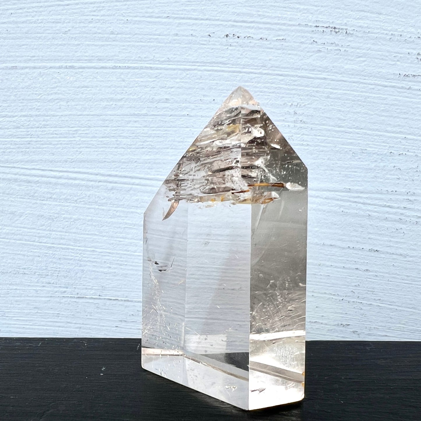 Bergkristall Turm | dritte Seite | dichte Einschlüsse | natürliche Schleier | weißer Hintergrund | Happy Minerals