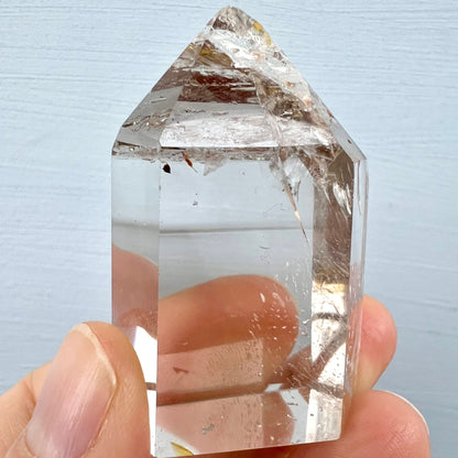 Bergkristall Spitze in Hand | Größenvergleich | glasklare Basis | komplexe Spitze | Unikat | Happy Minerals
