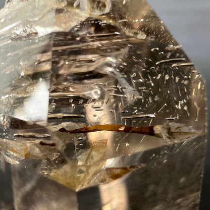 Bergkristall Innenansicht | rostfarbener Einschluss | horizontale Schichtung | transparentes Mineral | Happy Minerals