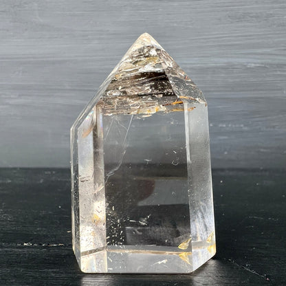 Bergkristall Spitze | kristallklar | goldene Einschlüsse | dunkler Hintergrund | Unikat | Happy Minerals