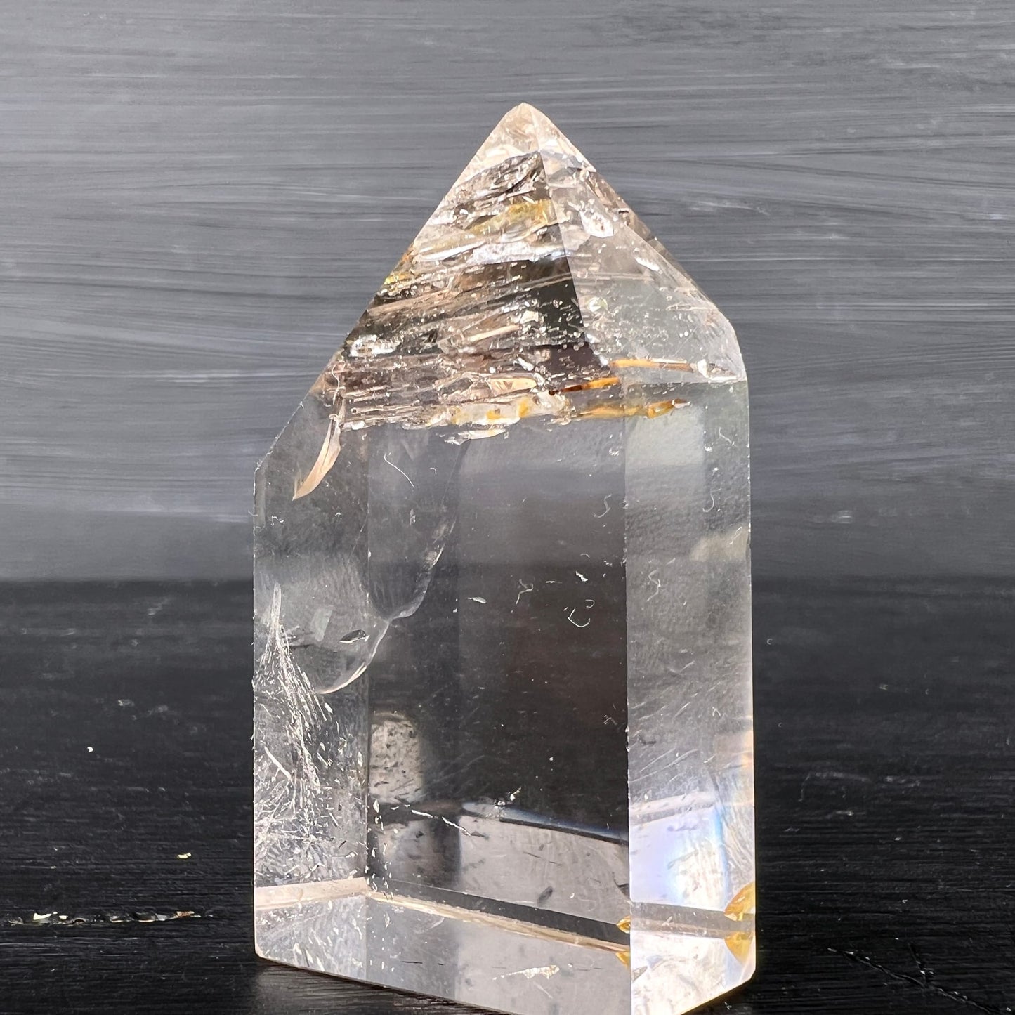 Bergkristall Turm | transparente Basis | rauchige Spitze | seitliche Ansicht | Madagaskar | Happy Minerals