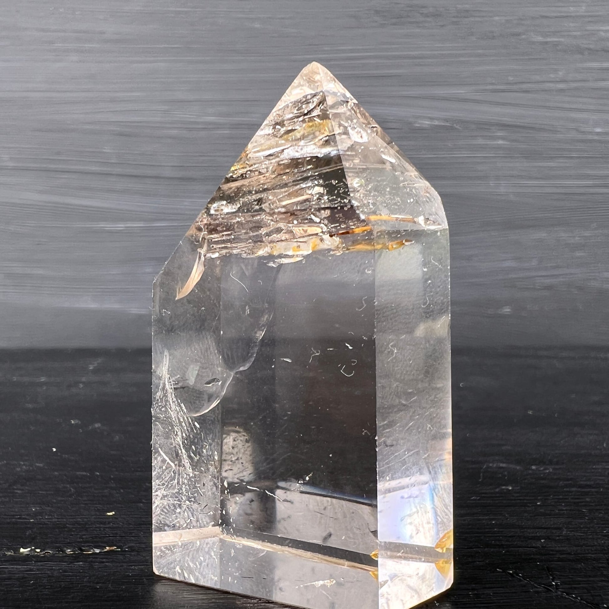 Bergkristall Turm | transparente Basis | rauchige Spitze | seitliche Ansicht | Madagaskar | Happy Minerals