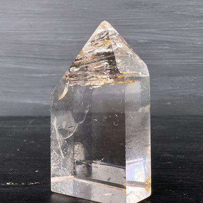 Bergkristall Turm | transparente Basis | rauchige Spitze | seitliche Ansicht | Madagaskar | Happy Minerals
