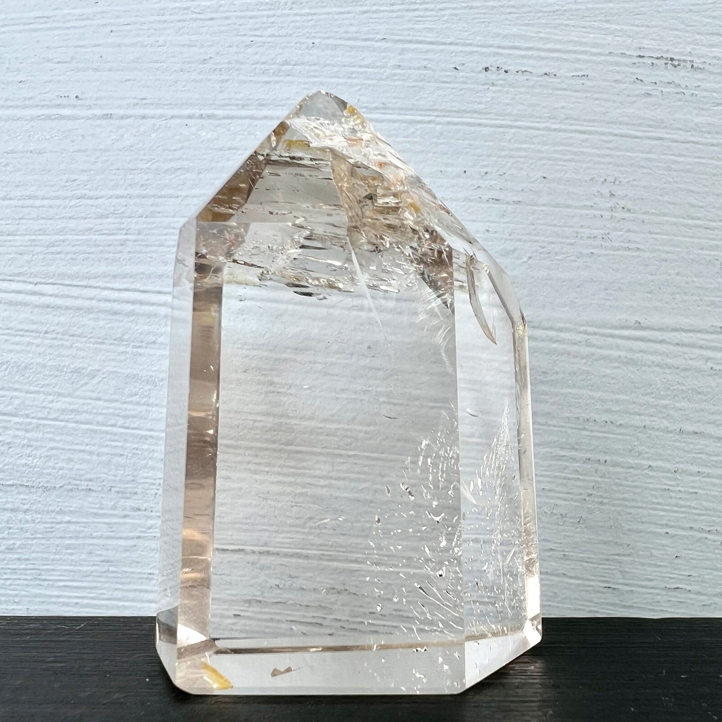 Bergkristall Spitze | weißer Hintergrund | glasklare Basis | rauchige Mineralisierung oben | Happy Minerals