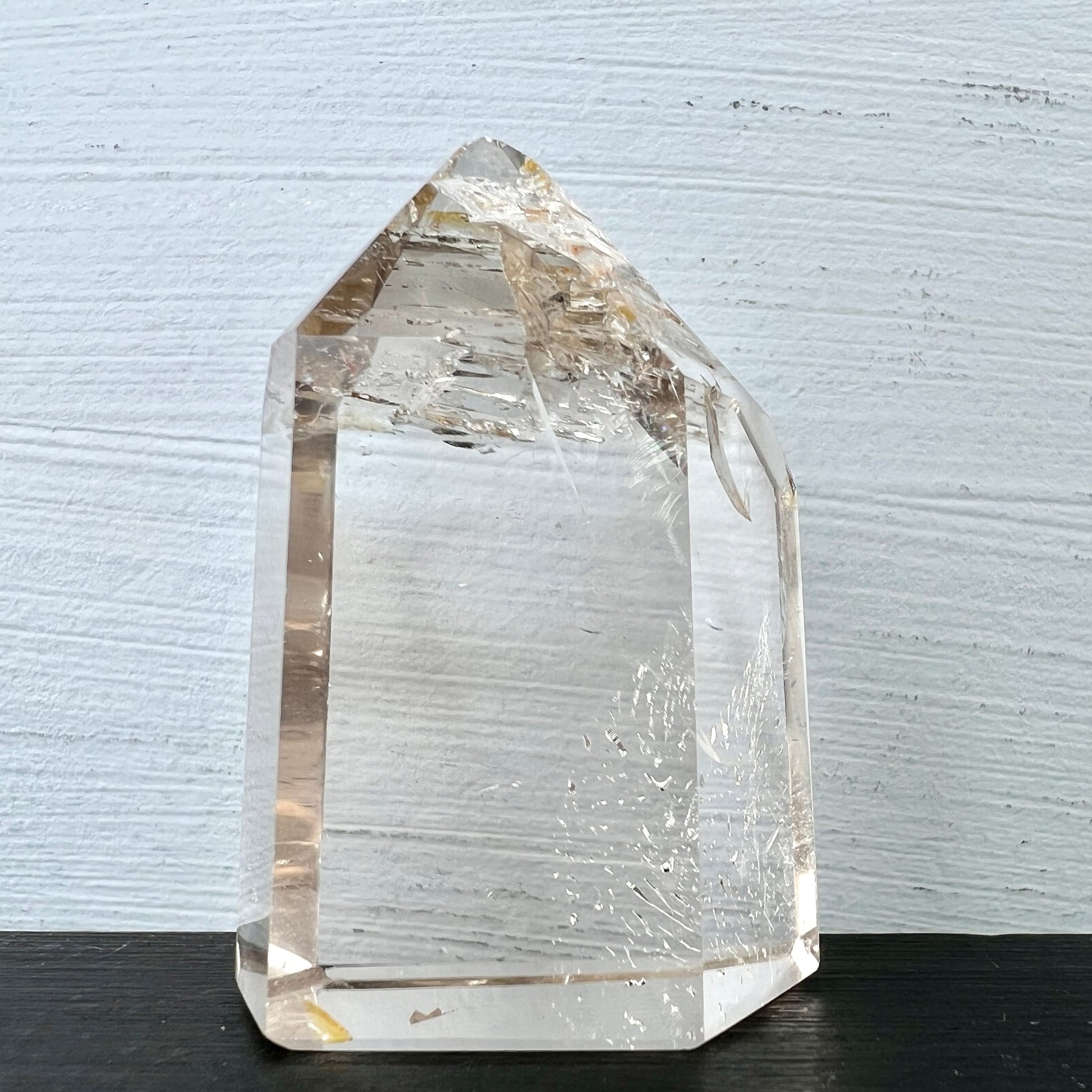 Bergkristall Spitze | weißer Hintergrund | glasklare Basis | rauchige Mineralisierung oben | Happy Minerals