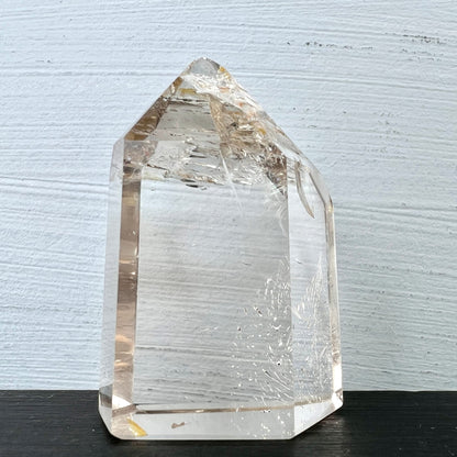 Bergkristall Spitze | weißer Hintergrund | glasklare Basis | rauchige Mineralisierung oben | Happy Minerals