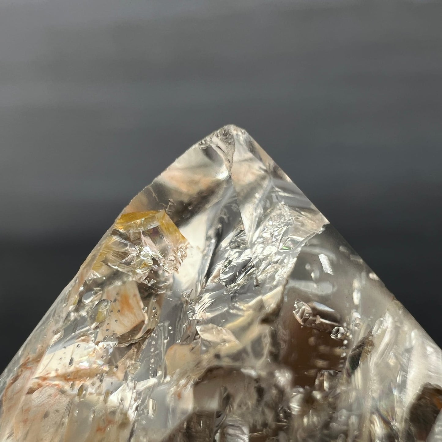 Kristallspitze von oben | komplexe Innenstruktur | braune Einschlüsse | Makroaufnahme | Happy Minerals
