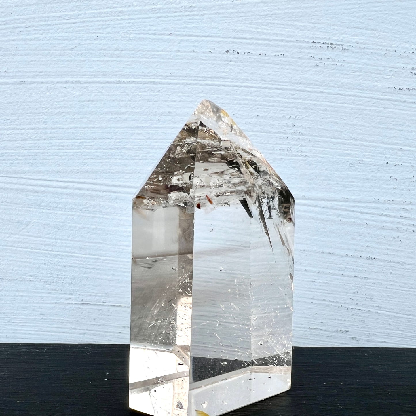 Polierte Quarzspitze | heller Hintergrund | andere Seite | leichte Rauchfärbung | Unikat | Happy Minerals