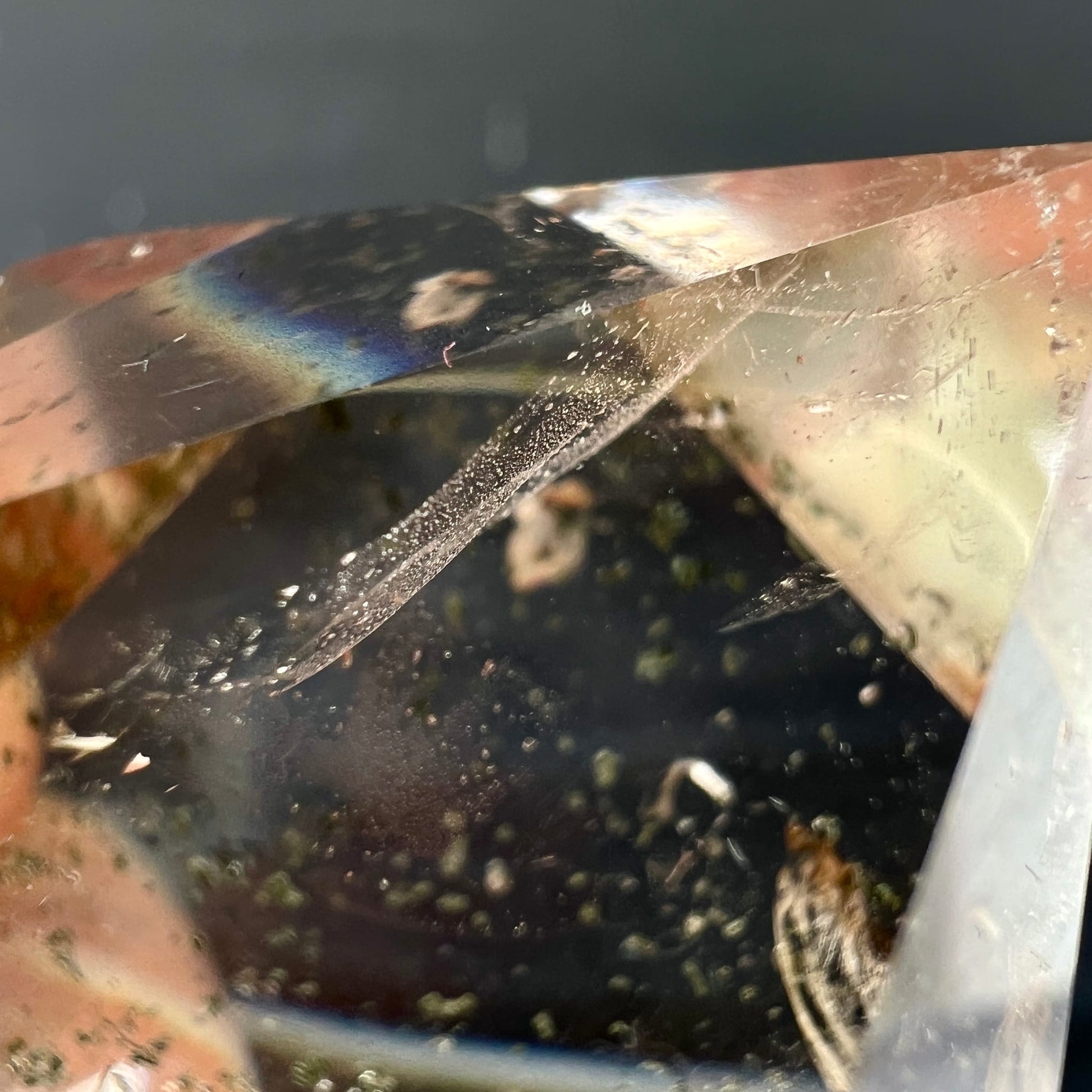 Bergkristall Nahaufnahme | Regenbogenfilm innen | blau-violette Lichtbrechung | Chlorit-Punkte | Happy Minerals