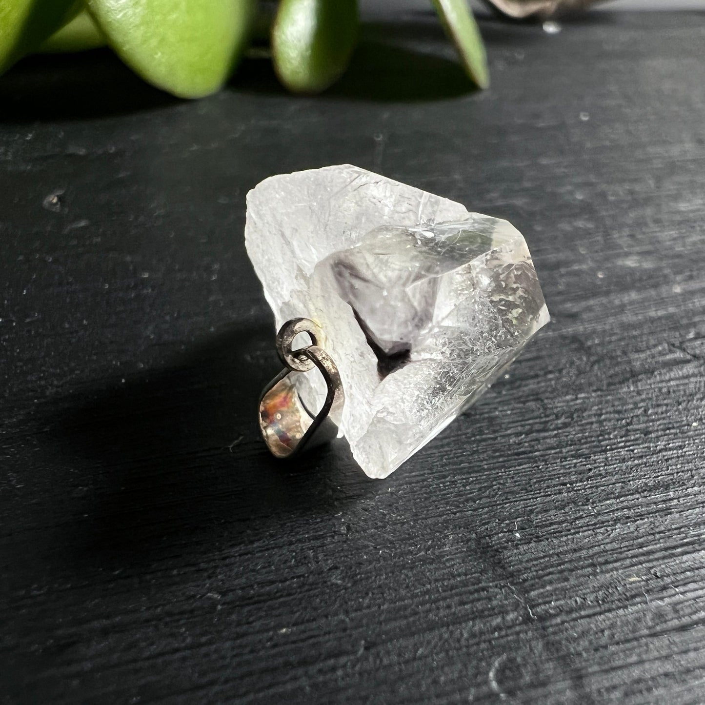 Bergkristall Rohstein | Detailansicht | versilberte Öse | kristalline Strukturen | Happy Minerals | Brasilien
