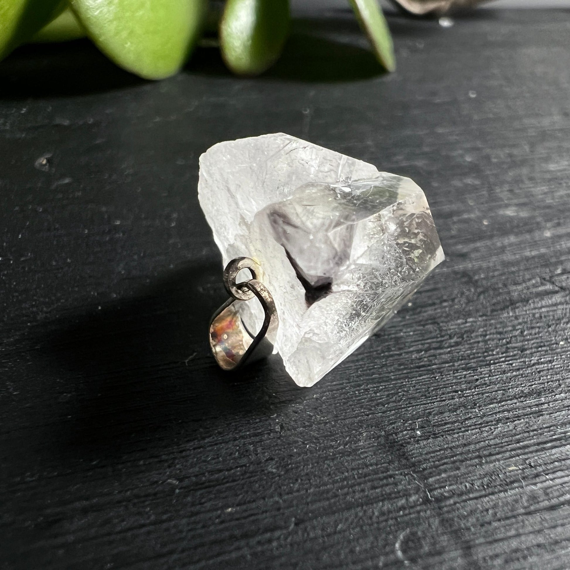 Bergkristall Rohstein | Detailansicht | versilberte Öse | kristalline Strukturen | Happy Minerals | Brasilien