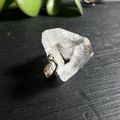 Bergkristall Rohstein | Detailansicht | versilberte Öse | kristalline Strukturen | Happy Minerals | Brasilien