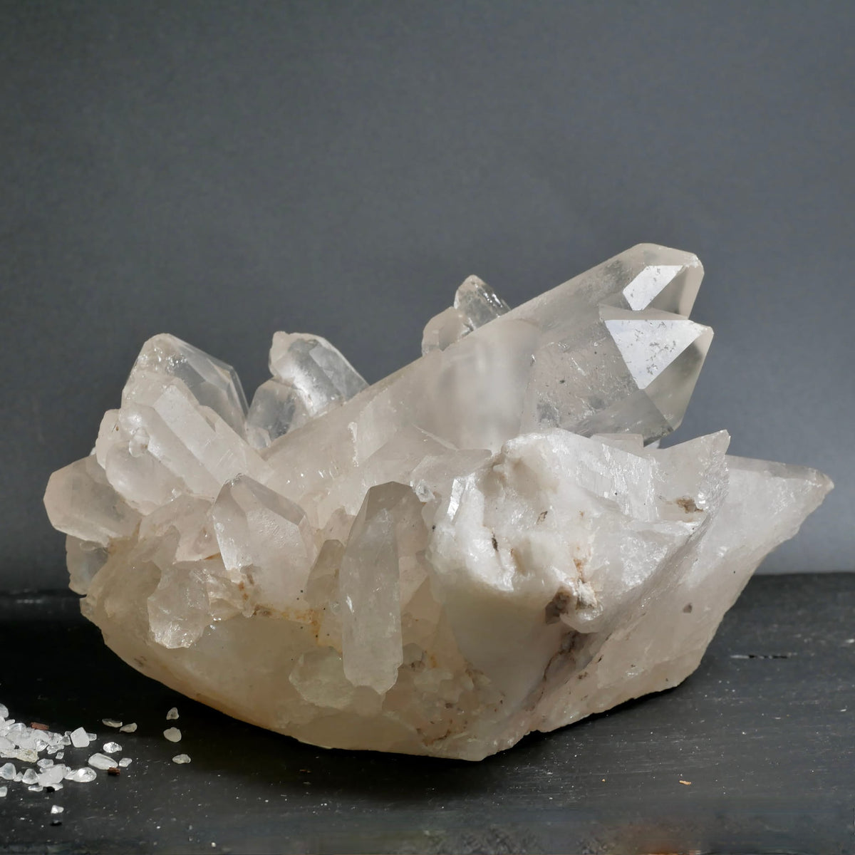 Bergkristall | Rohstein | klare Kristallzacken | natürliches Tageslicht | Brasilien | Happy Minerals