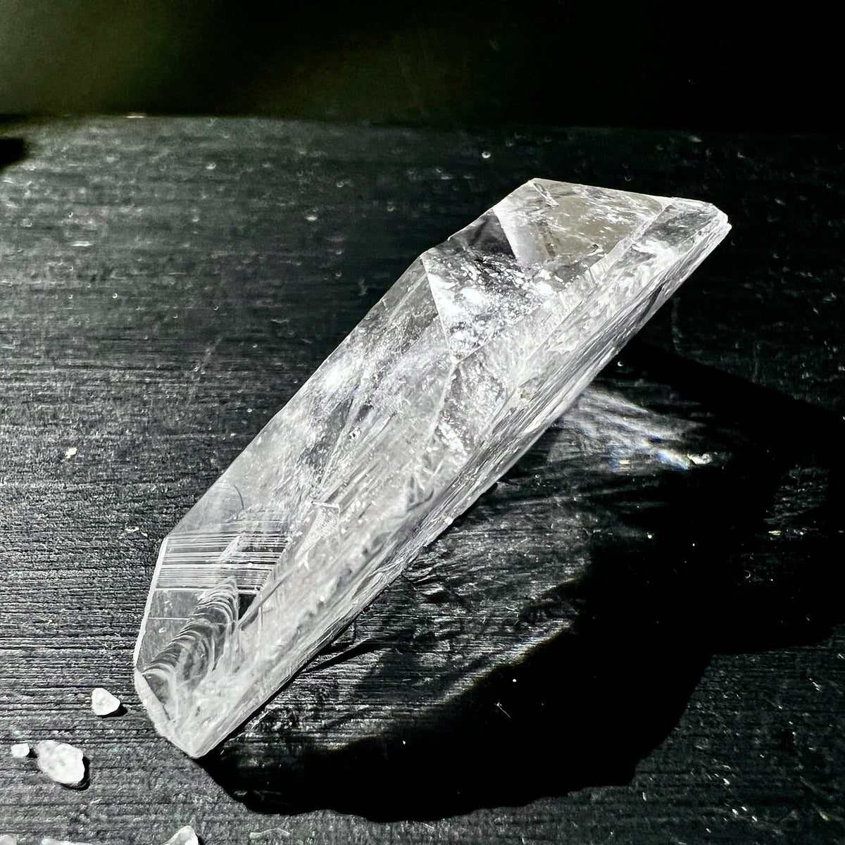 Bergkristall | Rohstein | Madagaskar | klar | aufrecht stehend | Lichtspiel | Happy Minerals