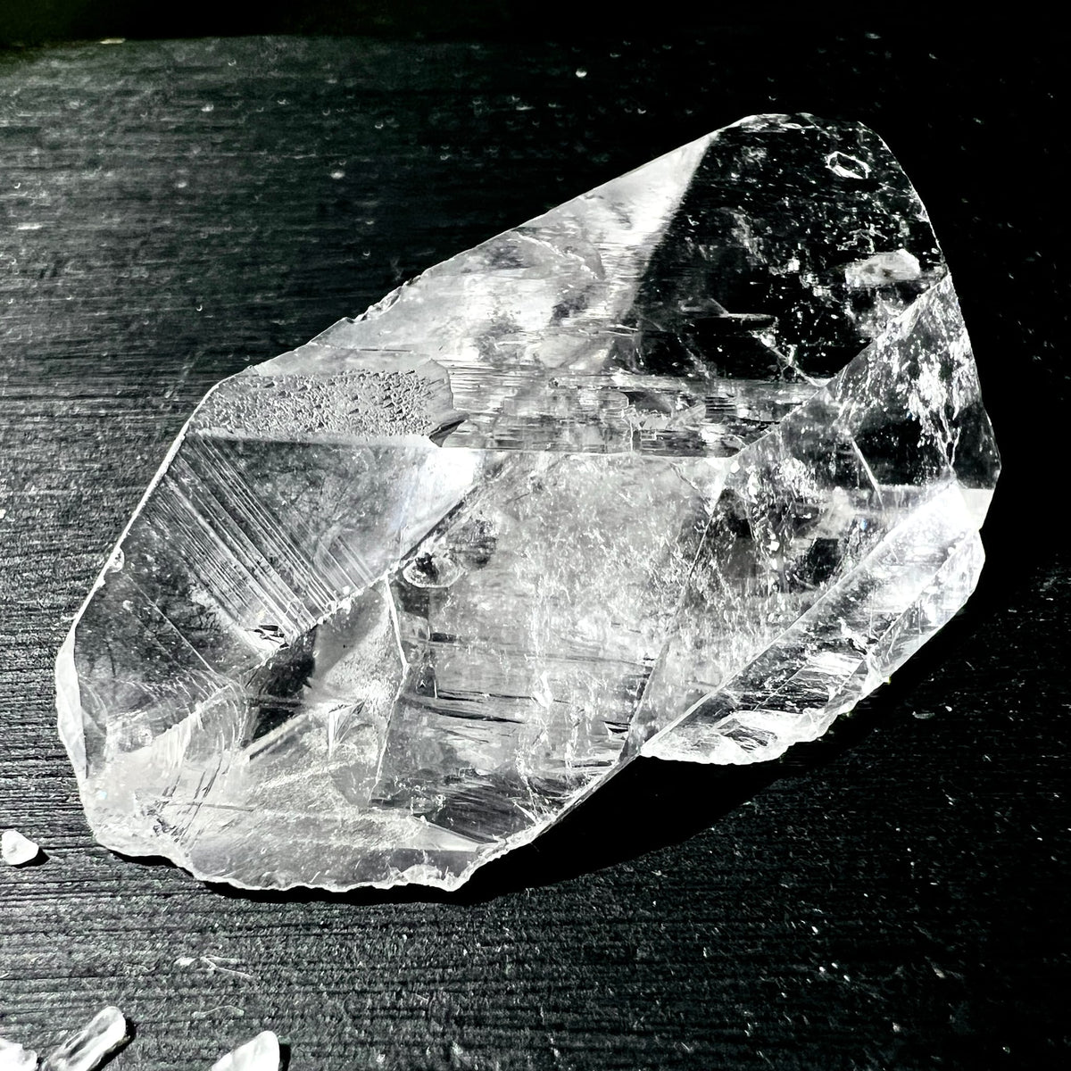 Bergkristall | Rohstein | Madagaskar | klar | Regenbogen-Einschluss | Detailaufnahme | Happy Minerals