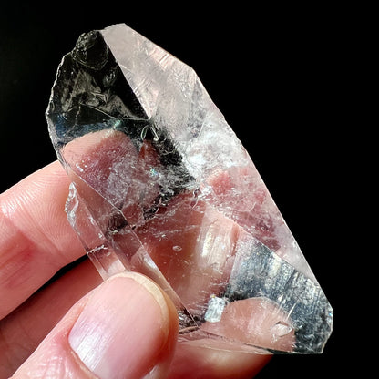 Bergkristall | Rohstein | Madagaskar | klar | dunkle Einschlüsse | mystisch | Happy Minerals